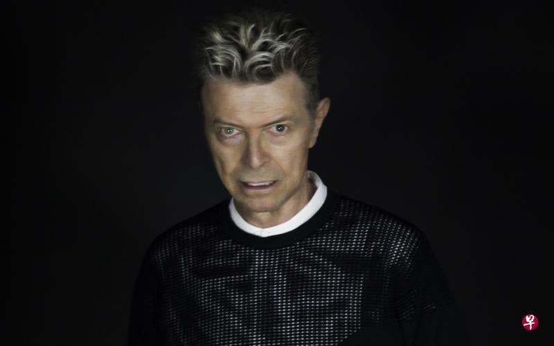 英国传奇歌手“摇滚变色龙”大卫鲍威（David Bowie）去年1月不敌癌症病逝。（互联网）