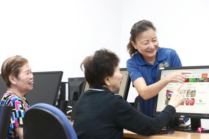 邹静芳（右）加入新加坡乐龄义工组织从零开始学习电脑。经过一番努力，今天的她已升格为培训师。