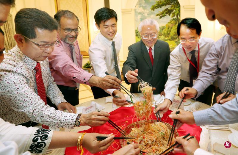 陈庆炎总统（右二）和人民协会总执行理事长陈国明（左三）昨天同妆艺协作伙伴和赞助商代表一起捞鱼生。左一和二分别是许国良企业私人有限公司总裁许添德，新加坡回教传教协会副会长萨利姆（Mohd Saleem）博士。右一为赛马博彩管理局总裁方永健。（海峡时报）