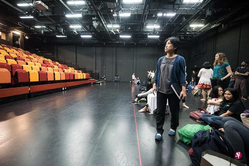 《冒犯观众》中，“迟到”的演员洪艺冰和观众一起体验上半场后，站在观众角度提出更多质疑。（滨海艺术中心提供）