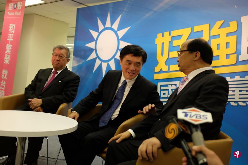 参选国民党主席的副主席郝龙斌（中）昨天在副主席胡志强（右）和新竹县长邱镜淳的陪同下，在竞选办公室成立茶会上接受媒体访问。　　　　　　　　　　　　　　　　　　　　　　　　　　（黄顺杰摄）
