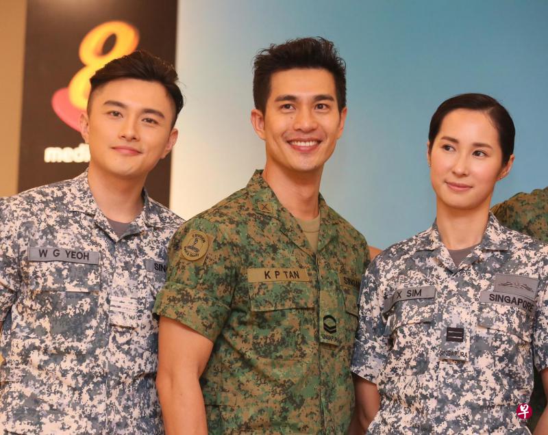 空军出身的包勋评（左）对演出海军感到兴奋，方展发（中）则是宪兵出身。右为蔡琦慧。