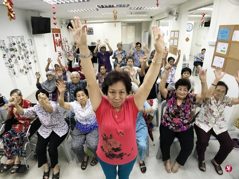 72岁的林妙枝（中），每周两天会到宏茂桥的“狮子乐龄之友协会”，教老人做运动和做手工。