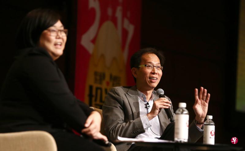 在《联合早报》财经新闻主任郭丽娟（左）主持的对话会上，陈企业博士表示国人不可过于“内视”，应以开放思维接受更多外来人才来刺激经济增长。（陈斌勤摄）