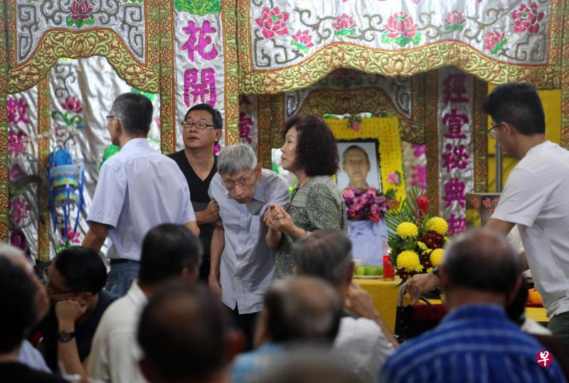 反对党元老詹时中（右二）和夫人罗文丽（右一），昨晚到沈克栋的灵前致哀。