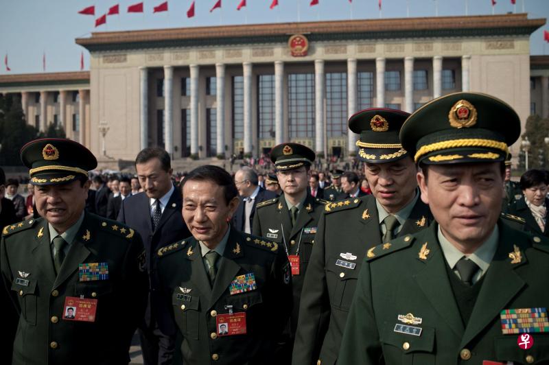 一批中国人民解放军代表今天出席会议后离开北京人民大会堂。（法新社）