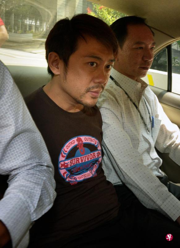 比起审讯期间的消瘦模样，杨寅在等待案件上诉期间恢复了些许体重。律师透露，事情总算有个了结，杨寅现在一心计算着几时能出狱。图为杨寅2014年被警方押上法庭。（档案照片）