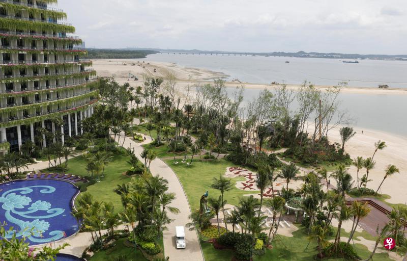 中国发展商碧桂园的森林城市计划在柔佛振林山的填海地段初显规模，且可看到远处的新马第二通道大桥。（路透社）