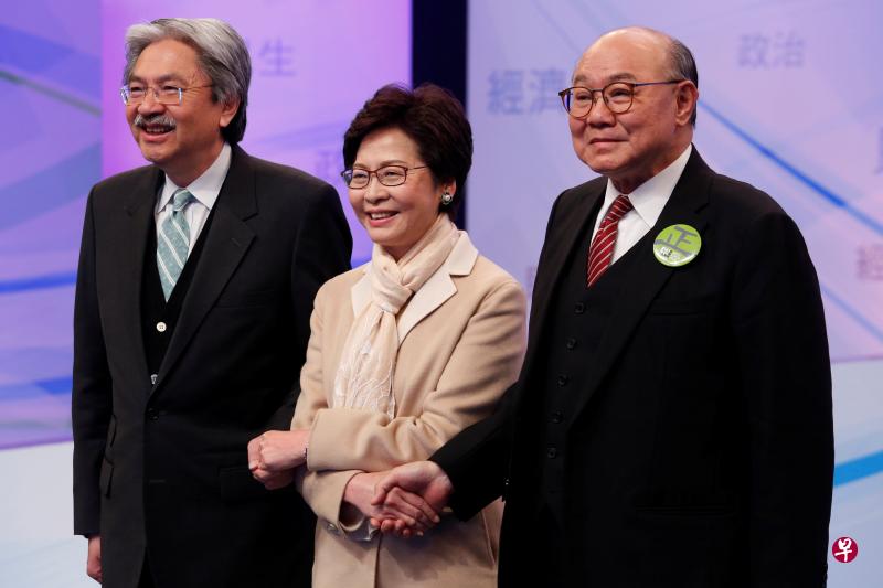 （左起）香港特首候选人曾俊华、林郑月娥、胡国兴在辩论前握手，先礼后兵。（路透社）