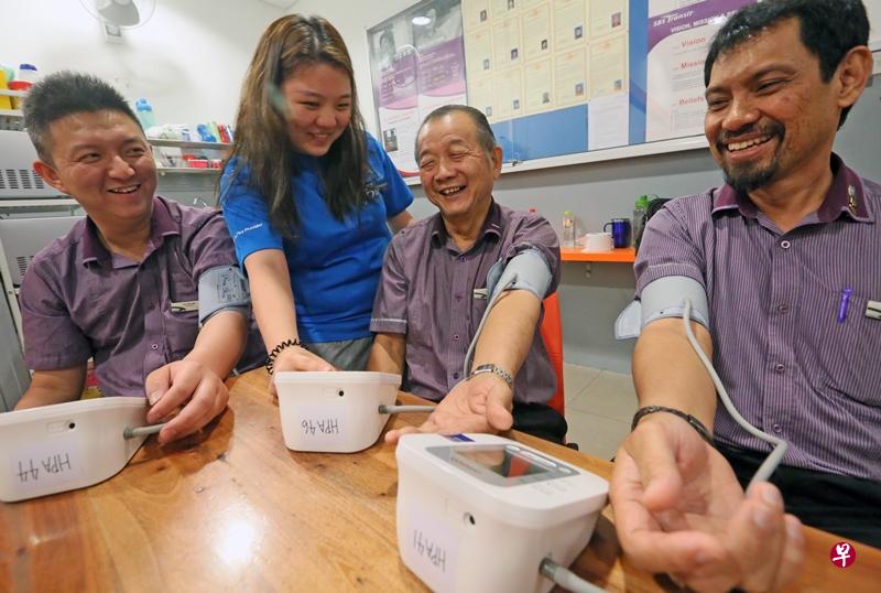 李再成上课学保健，还学会自己测量血压。