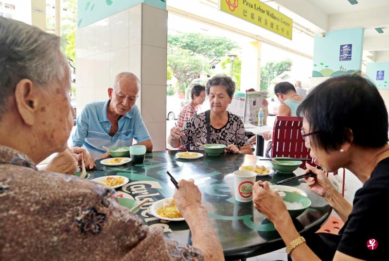 乐龄人士享用营养均衡的早餐。（档案照）