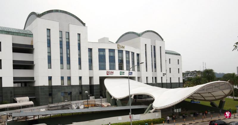 原隶属新加坡管理学院的新跃大学改名为新跃社科大学，它会继续沿用金文泰的校舍，原有校名标志日后将更换为新标志。（陈福洲摄）