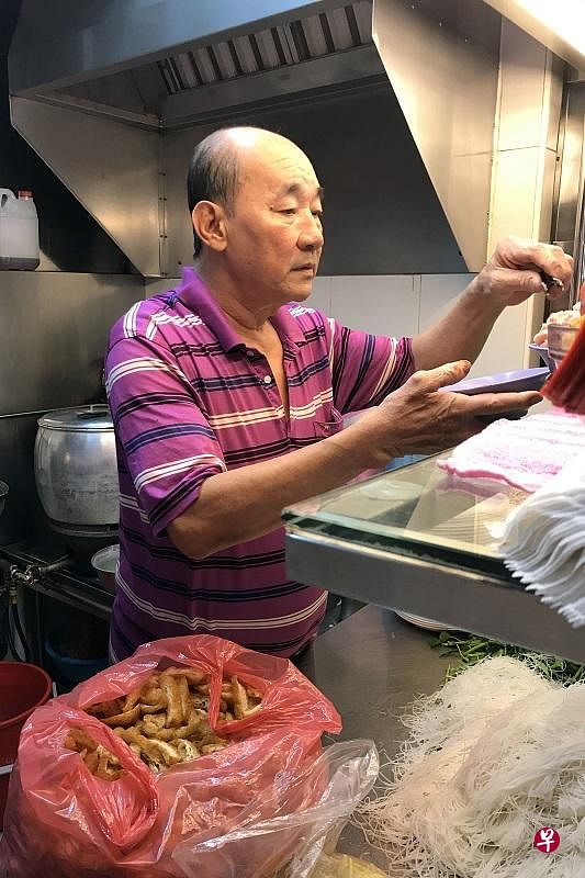 黄金顺今年已经70岁，但仍以一人之力撑起整个摊位。