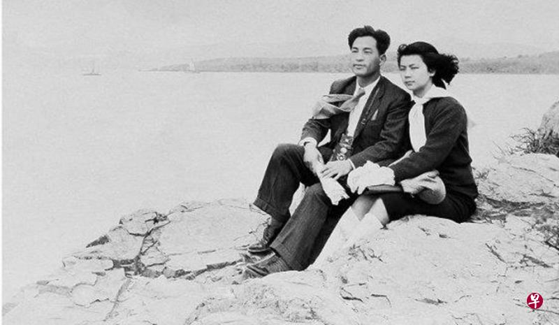 金宇澄父母旧照。父亲（28岁，时事新报记者）和母亲（20岁，复旦大学中文系学生）在太湖留影，1947年4月。