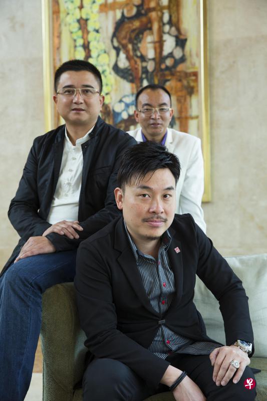 王胜杰（前）与湖南华凯文化创意股份有限公司董事周凯（中）和云南省室内设计行业协会会长罗正将（后）等四名中国设计界伙伴合作，在中国设立“设计前哨站”，推广新加坡设计。（曾道明摄）
