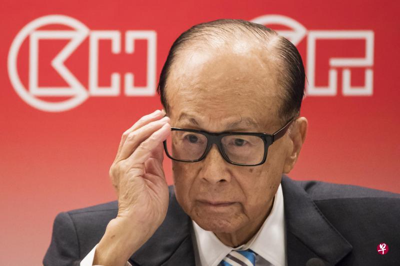 “超人”李嘉诚在记者会上谈到香港特首选举与发展现状时不禁哽咽，但过后又恢复硬朗本色。（彭博社）