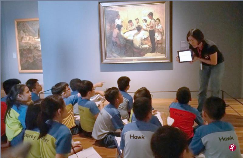 学生在国家美术馆学习如何鉴赏本地画家蔡名智一幅名为《国语课》的油画。新加坡于1959年自治，并把马来语列为国语。（国家美术馆提供）
