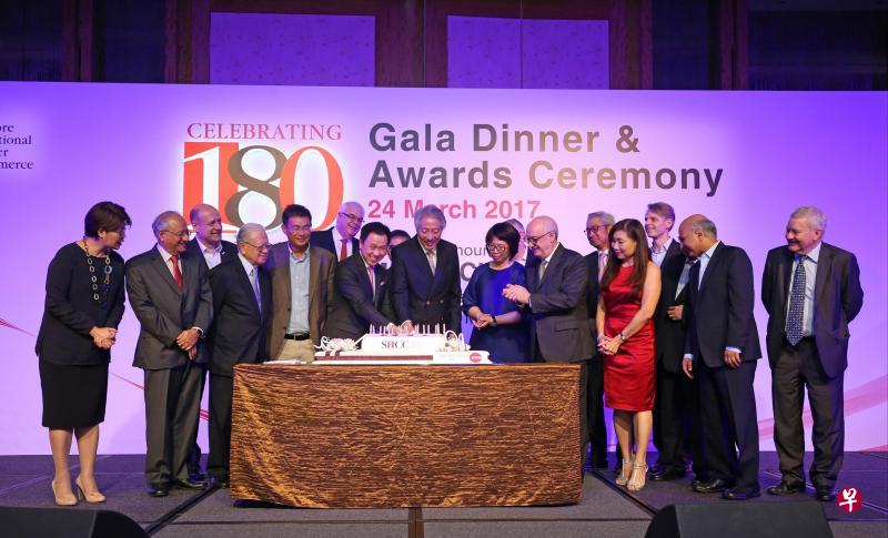 在新加坡国际商会的180周年纪念晚宴上，代总理兼国家安全统筹部长张志贤（前排左六）和新加坡国际商会主席马志强（前排左五）一同切蛋糕庆祝。（ 叶振忠摄）