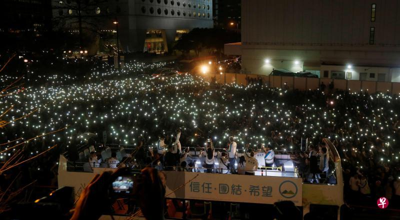 香港前财政司司长曾俊华昨晚在中环爱丁堡广场举行“集气大会”，声势颇为浩大。（路透社）