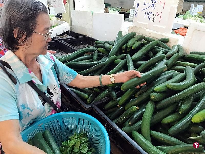 顾客抢购便宜小黄瓜。