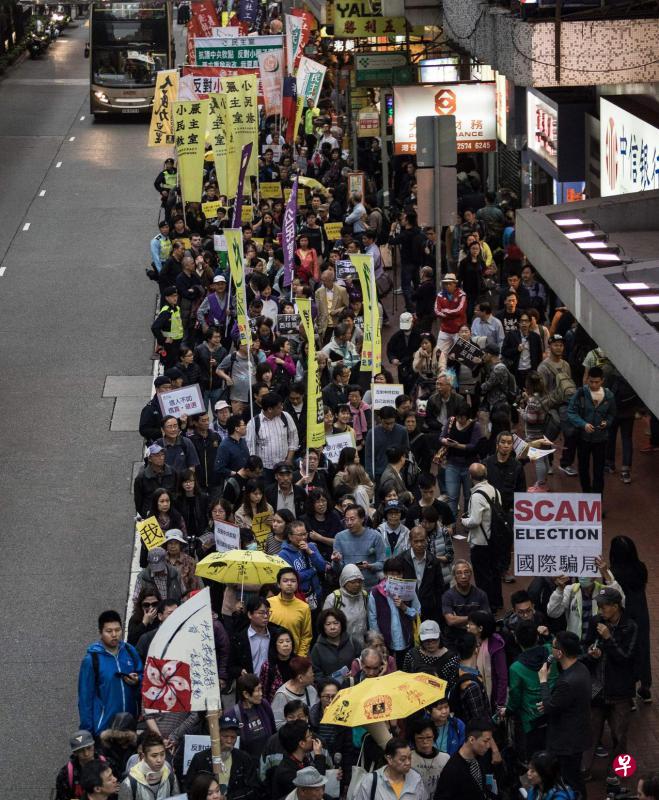 香港泛民组织“民间人权阵线”昨天上街游行，抗议“小圈子”选举，期望争取“真普选”政治制度。（法新社）