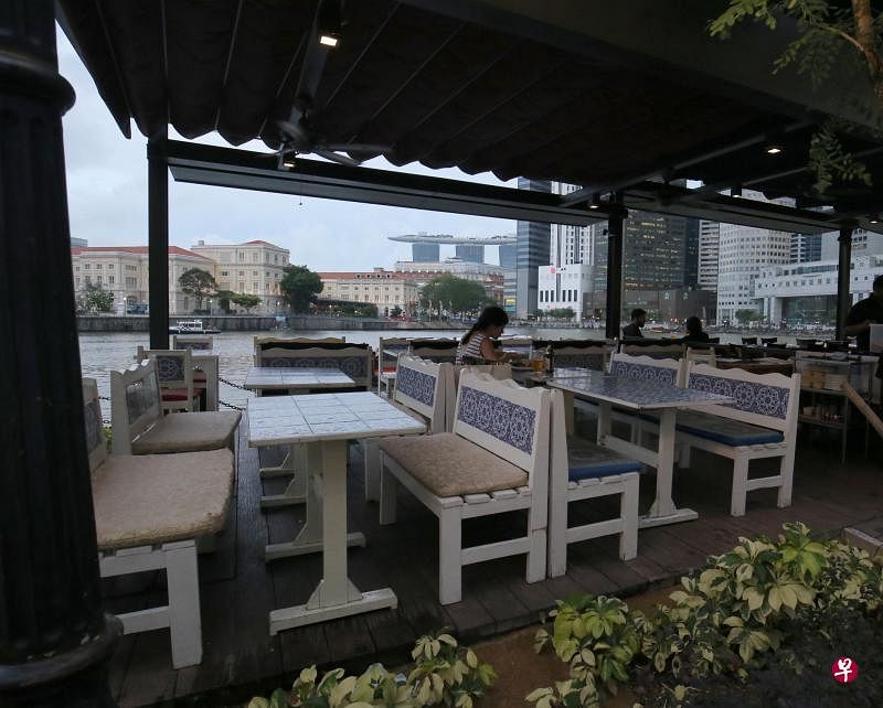 食客可在Sahara Bar &amp; Restaurant临河的餐饮区纵情歌唱。
