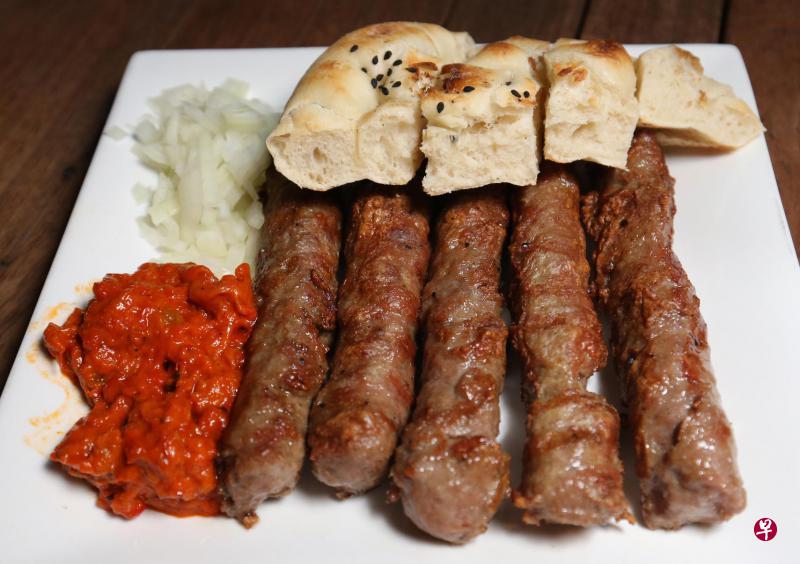 塞尔维亚与波斯尼亚小吃Cevapcici。
