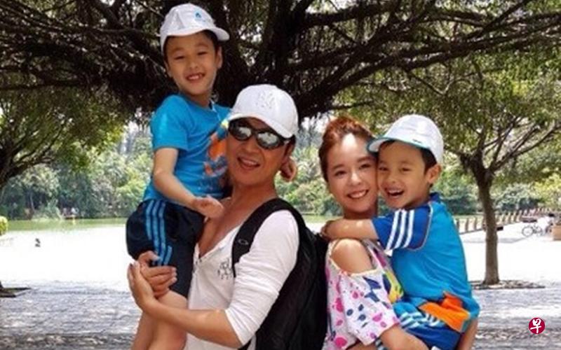 马景涛、吴佳尼与两个儿子。（互联网）