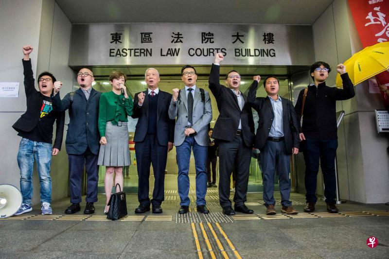 昨天在香港东区裁判法院过堂被起诉的“占领运动”核心成员黄浩铭（左起）、邵家臻、陈淑庄、朱耀明、陈健民、戴耀廷、李永达与张秀贤。还有一名被起诉者钟耀华不在本图内。（法新社）