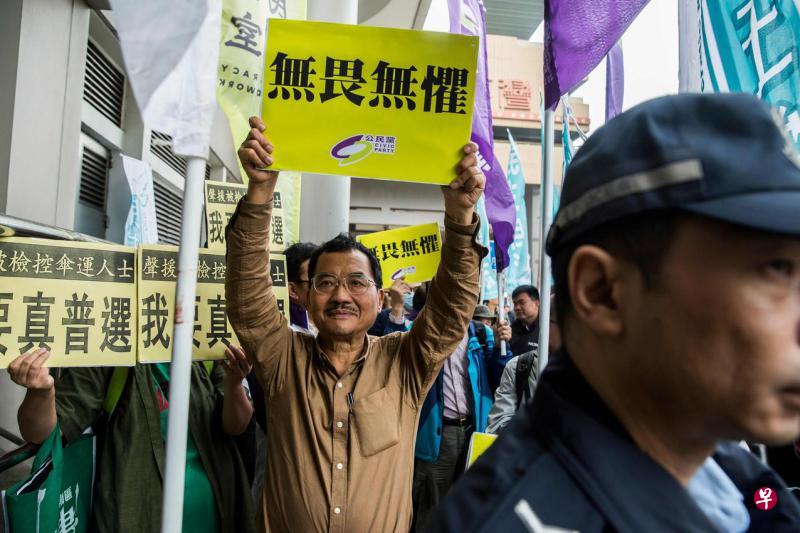 当九名被告到庭时，支持者高叫“公民抗命，无畏无惧”，反对者则大叫“严惩暴徒，还我法治”，还用鞋子“打小人”。（法新社）