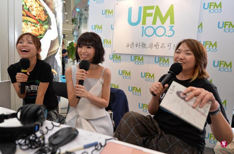 UFM100.3DJ欣盈（左）、菁云和本地歌手郭美美（中）一起揭晓“U选1000”成绩。（联合晚报图）