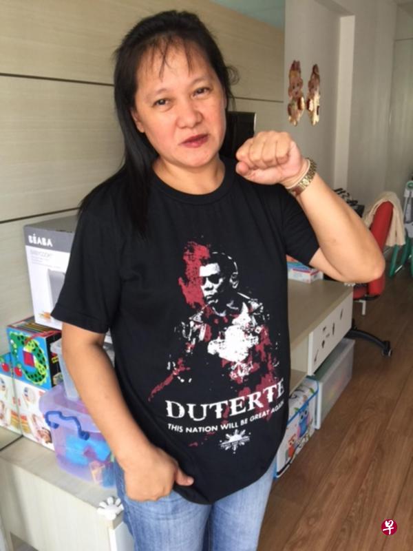 沃尔妲穿了印有杜特尔特大头的T恤，挥动着iron fist，用“他加禄”语唱起了竞选期间的流行歌曲。