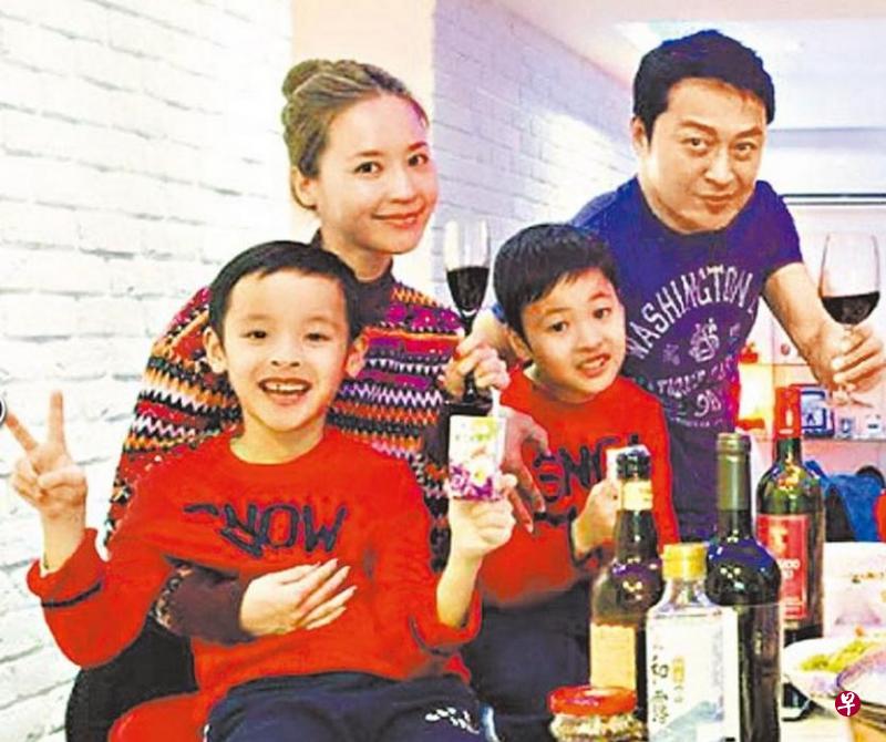 马景涛（右起）大年初一和吴佳尼、两个儿子亲密合影。（取自吴佳尼微博）