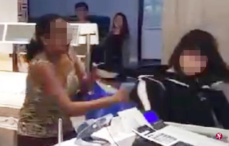 悍妇不分青红皂白捶打两名女店员。（截取网上视频）