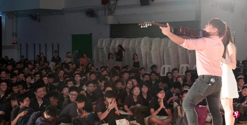 新科技中学的音乐分享会是至今参与学生人数最多的，共600学生出席。同学们配合度高，当歌手呈献《城里的月光》时，他们挥动手机电筒摇摆，陶醉其中。