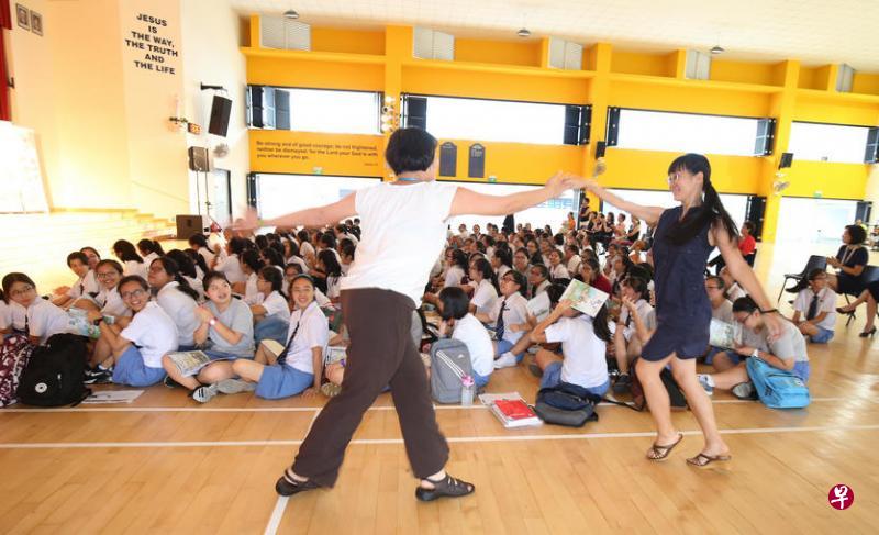 在圣安东尼中学的音乐分享会上，两名女老师在歌手们表演《我们这一班》时，一时兴起翩翩起舞。