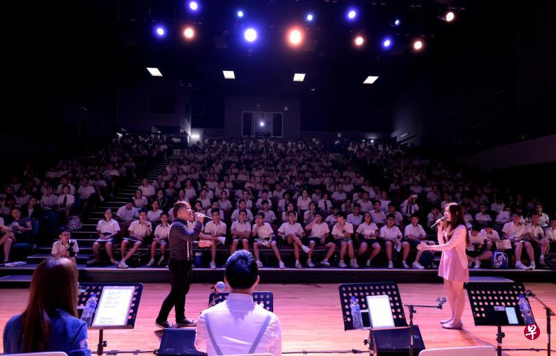 新民中学的音乐分享会座无虚席，约400名同学热情投入，剧场高水准的音响设备和学生的反应，让歌手们留下美好深刻的印象。