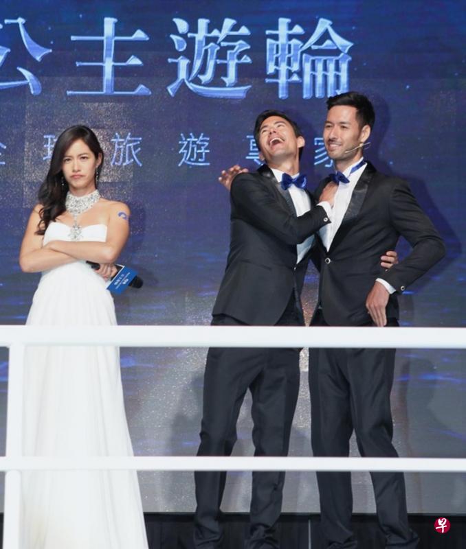 Janet（左）与真老公吴宇卫（中）及假老公在代言活动上搞笑。（台湾苹果日报图）