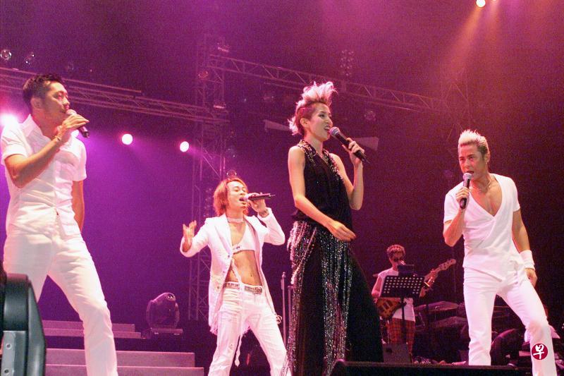 2002年8月，香港艺人梅艳芳（右二）抱病来新加坡开演唱会，但保持专业水平，在台上与特别嘉宾草猛载歌载舞。这是让王敬顺最难忘的一场演唱会。（档案照片）