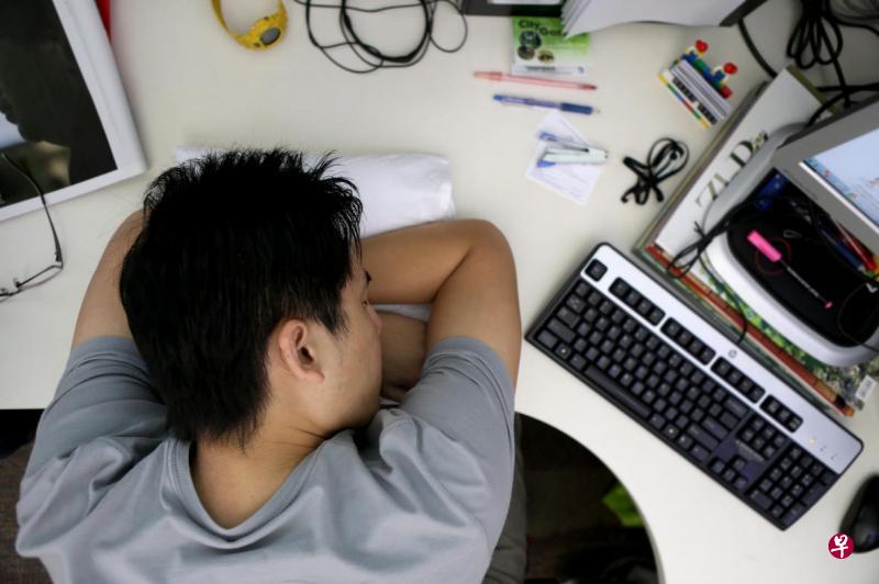 根据调查，新加坡人的睡眠质量在全球排名倒数第三，平均每晚睡6.56个小时。（档案照片）
