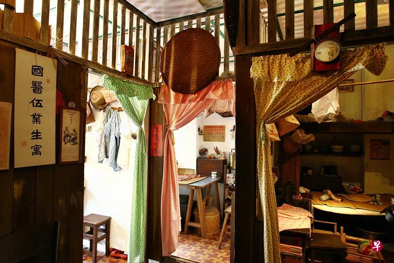 牛车水原貌馆通过“家在小隔房”，展现了洋服店与小隔房之家的故事。