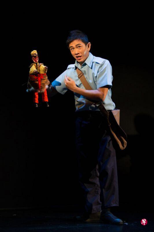 “乾坤尽在我掌中”这句台词，使老九惊觉自己不自由。他发现每个选择背后的价值判断，是被人操纵的。（实践剧场提供）