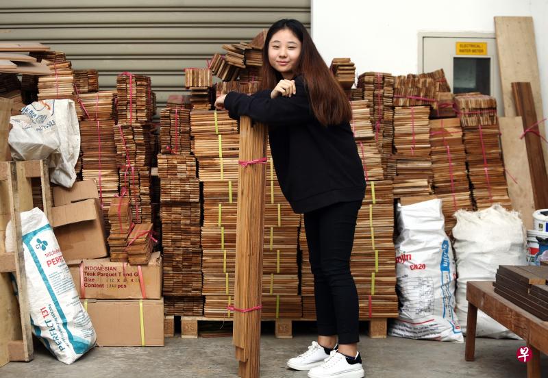 经常要出入工地，张悦平时穿着都以耐脏的黑色和深蓝色为主。（萧紫薇摄）
