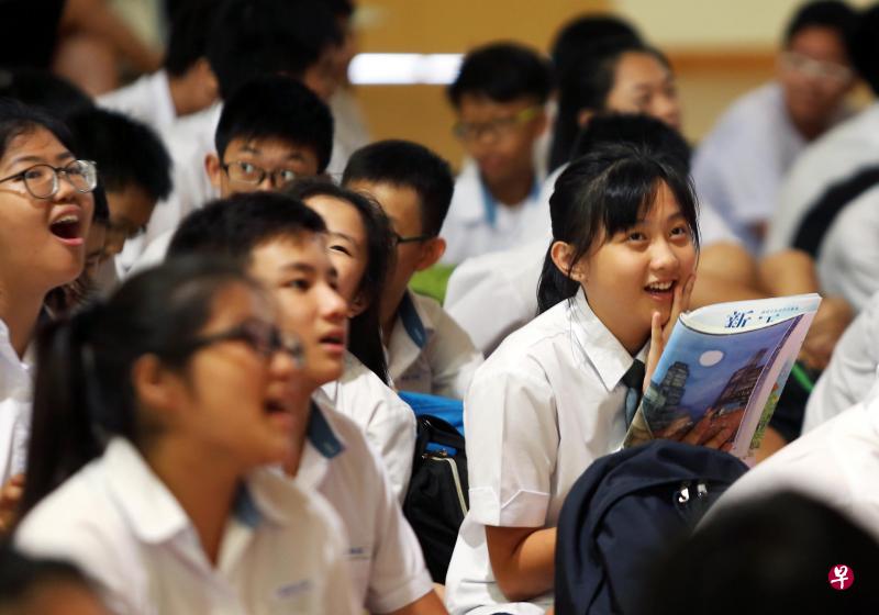 圣婴中学约160名学生和老师参加在本月11日举行的新谣音乐分享会，台上台下活动频繁，气氛轻松自在。