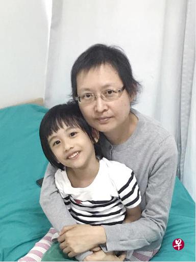 谭志明为了让5岁大儿子吃得饱，自己省吃俭用。（互联网）