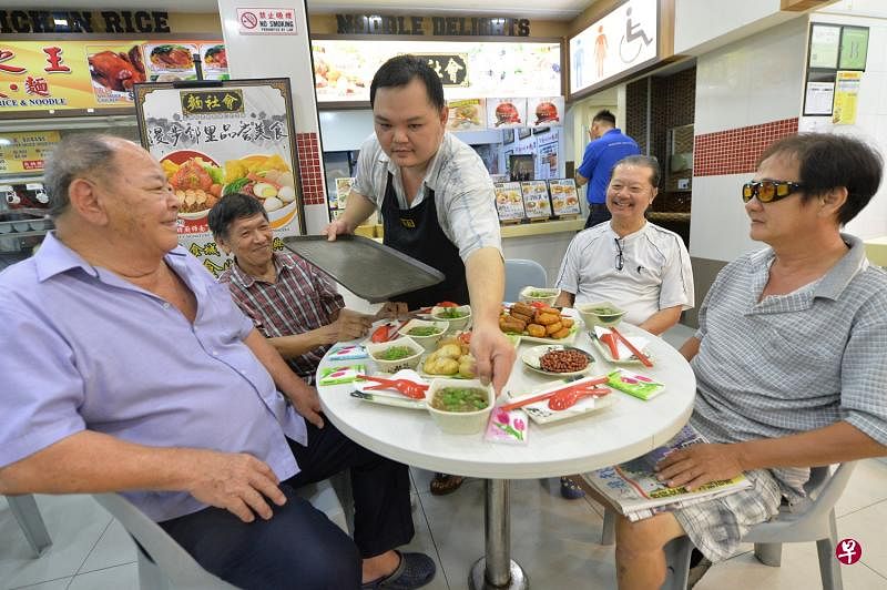 黄国雄（中）每逢星期天晚上，就会请孤寡老人吃鲍贝面，打算连请99次，来者不拒。