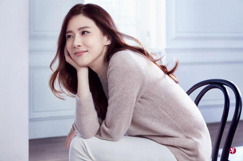 李宝英在家会和丈夫池城一起练台词，并为对方加油打气。（ONE频道提供）
