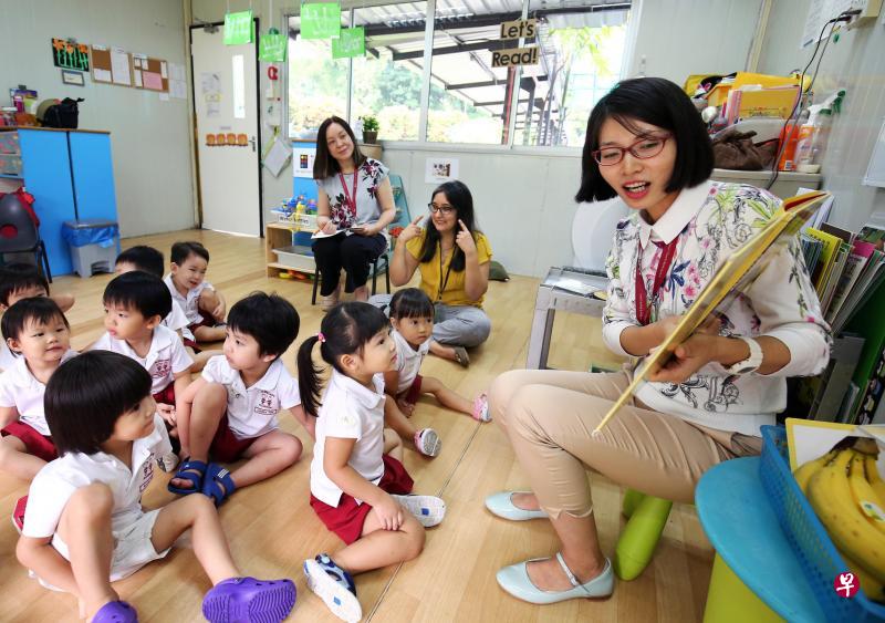 圣雅各堂幼稚园资深教师孙颖（面向镜头者，左）负责督导实习教师，李文彦（右）庆幸实习时有导师的提点，让她对幼教工作更有信心。李文彦毕业后也加入这所幼稚园成为教师。（萧紫薇摄）　