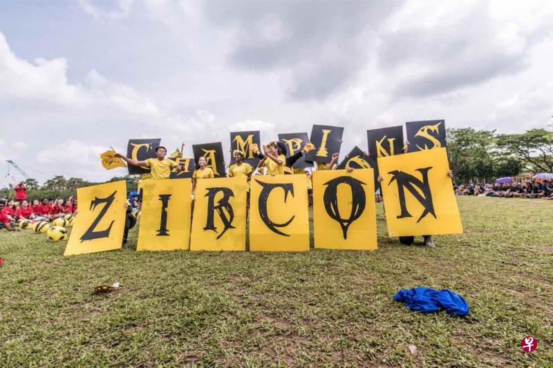 黄色的锆石（zircon）团队载歌载舞，热情洋溢。（励仁高中新媒体社提供）