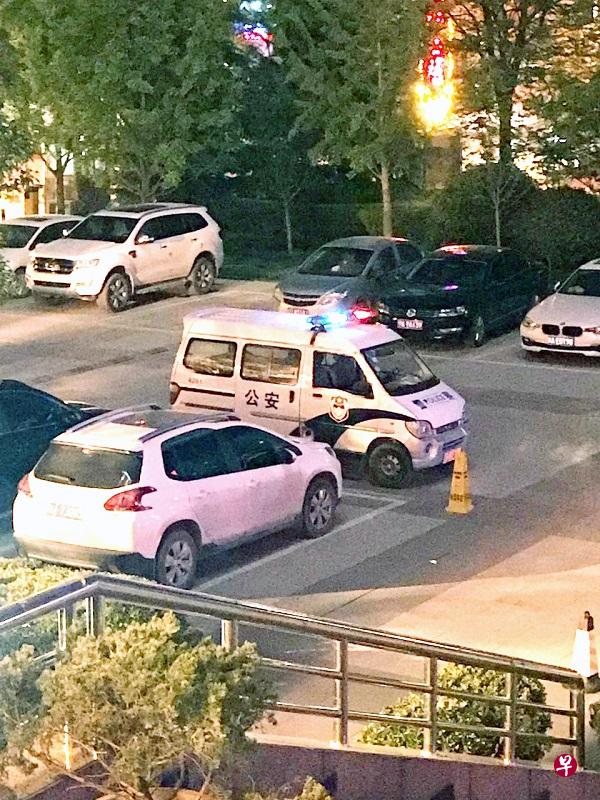 搭客在酒店外引发骚动，惊动公安到场。（受访者提供）
